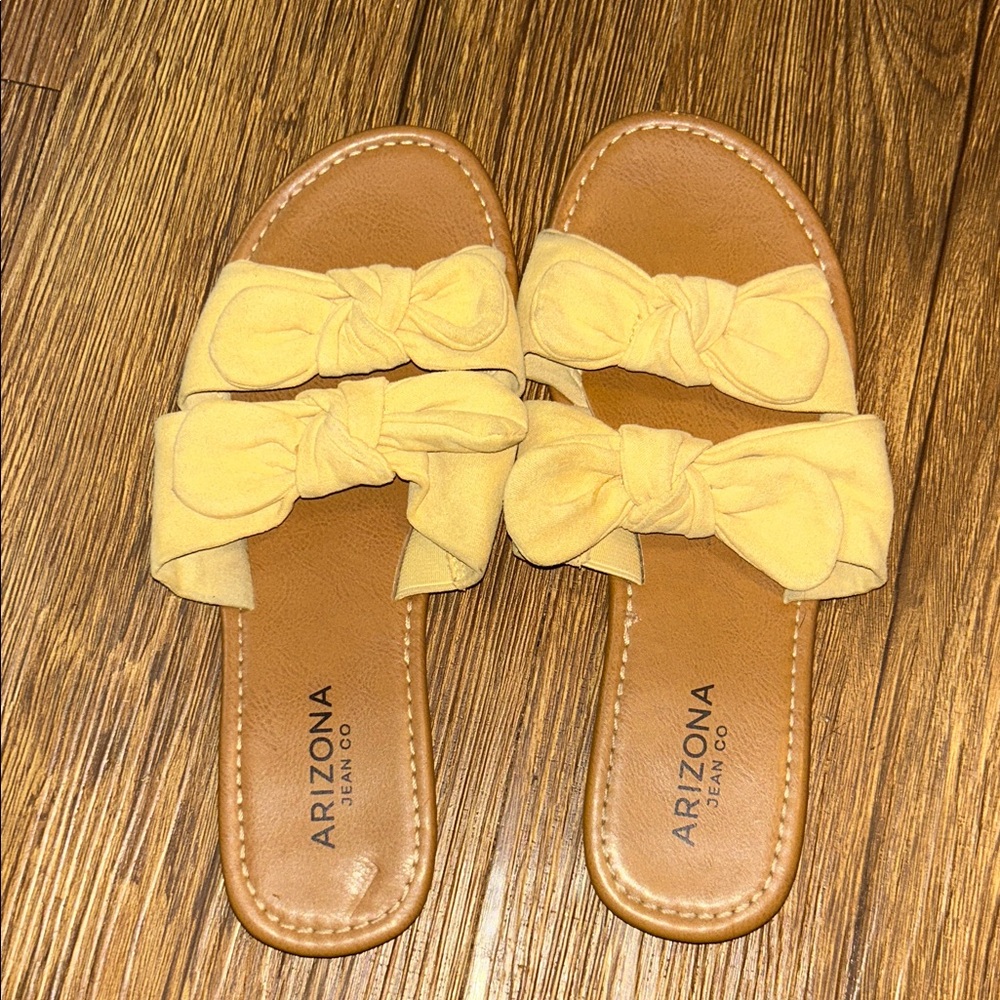 Arizona Jean Company Women's Tan and Yellow Bow Sandals